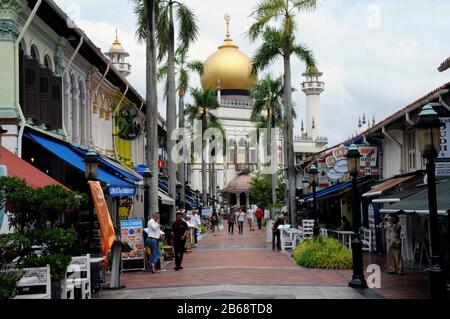 La rue Bussarah, dans le quartier arabe de Singapour, offre aux visiteurs une excellente vue sur la Mosquée du Sultan (le sultan Masjid). Banque D'Images