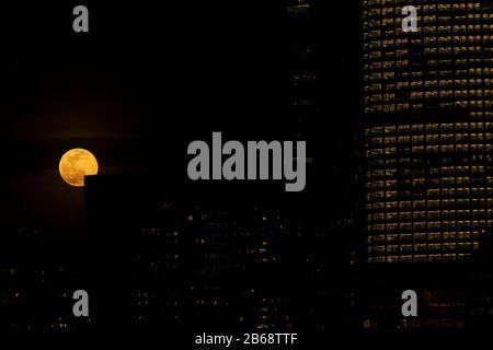 New York, États-Unis. 9 mars 2020. La super lune pleine monte au-dessus de Manhattan, à New York, NY, le 9 mars 2020. (Photo De Lév Radin/Pacific Press/Sipa Usa) Crédit: Sipa Usa/Alay Live News Banque D'Images