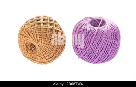 Boule de fil isolée sur fond blanc. Skeins de laine de fil. Banque D'Images