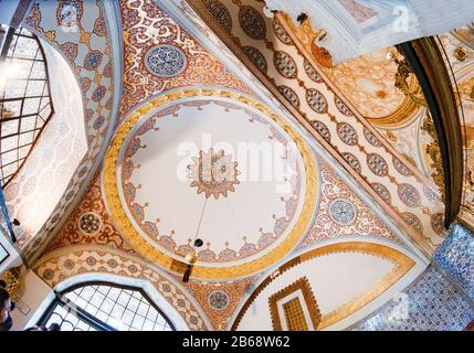 Istanbul, TURQUIE - 30 SEPTEMBRE 2017: Décoration plafond de la chambre à l'intérieur du palais de Topkapi Banque D'Images