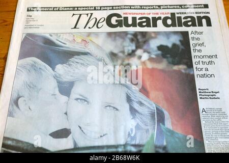 La princesse Diana et le prince Harry sur la première page du titre du journal The Guardian après les funérailles à Londres Angleterre Royaume-Uni 6 septembre 1997 Banque D'Images