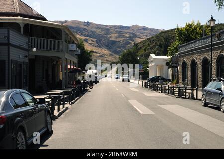 Sunderland Street, la route principale de la petite ville de Clyde, dans le centre d'Otago. Clyde, avec son village historique, est un lieu touristique très populaire. Banque D'Images