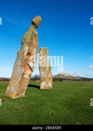 Bronze Age pierres debout à Lundin Liens avec Largo Law au-delà de Fife Ecosse Banque D'Images