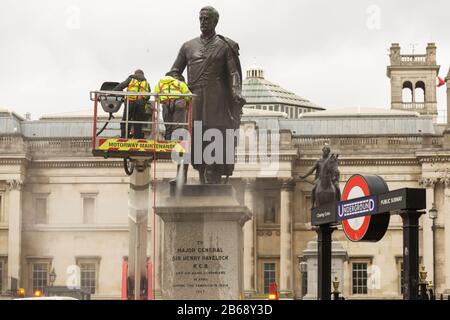 Trafalgar Square, Londres, Royaume-Uni. 10 mars 2020. Les ouvriers nettoyaient la statue Du Général De Division Sir Henry Havelock sur la place Trafalgar. Penelope Barritt/Alay Live News Banque D'Images