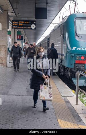 Venise, Italie. 10 Mars 2020. Peu de voyageurs sont en train. Le gouvernement italien a adopté hier la mesure sans précédent d'un blocus à travers le pays pour lutter contre l'épidémie de coronavirus, le 10 mars 2020 à Venise, en Italie. Crédit: Réveil / Alay Live News/ Stefano Mazzola Banque D'Images