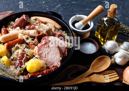 Région française d'Alsace plat choucroute garnie de chou fermenté avec bacon fumé, filet de porc, saucisses garnies de vin blanc avec oignon, ail et sp Banque D'Images