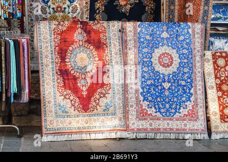 Deux tapis et tapis de soie colorés au magasin d'Istanbul Bazar, en Turquie Banque D'Images