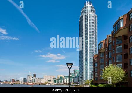 St George's Wharf Tower sur la rive sud de la Tamise, Londres, Royaume-Uni, avec le pont Vauxhall en arrière-plan Banque D'Images