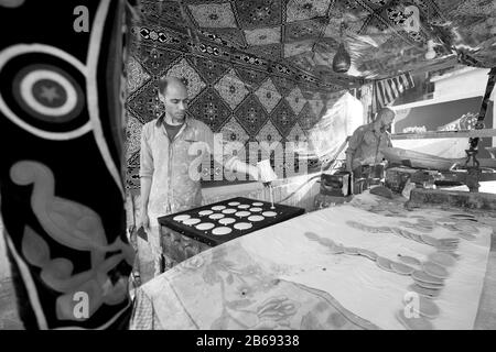 Alexandrie, Egypte 6 février 2019 Atayef fabricant et vendeur pendant le mois Saint du Ramadan qui est un désert arabe traditionnel Banque D'Images