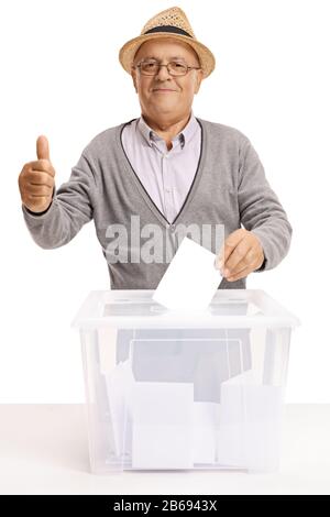 Les citoyens seniors votent et se montrent isolés sur fond blanc