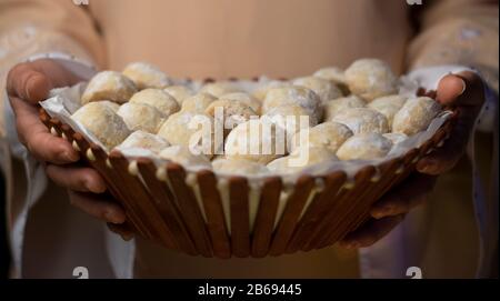 Alexandrie, Egypte juin 4 2019 mère servant quelques Ka'ak de l'Eid qui est une sorte orientale de biscuit avec sucre en poudre , fait pendant Eid seulement Banque D'Images