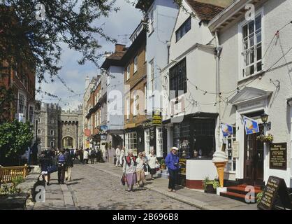 Church Street en direction de la porte Henry VIII, Windsor, Berkshire, Angleterre, Royaume-Uni. Vers les années 1990 Banque D'Images