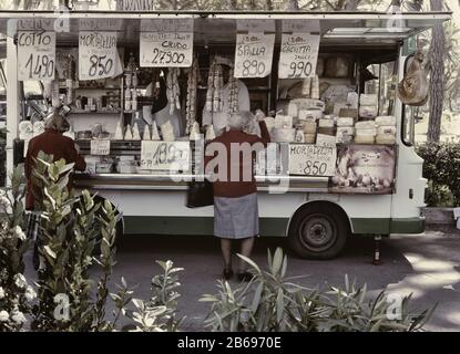 Camion italien de traiteur et de nourriture mobile, Ventimiglia, province d'Imperia, Italie. Vers les années 1990 Banque D'Images