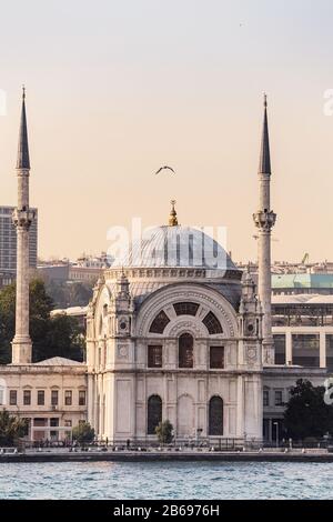 Vue sur la Mosquée Dolmabahce depuis le détroit du bosphore de la mer Banque D'Images