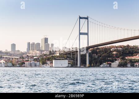 Pont suspendu au-dessus du détroit de Bosporus, l'un des plus grands et des plus importants centres de transport routier d'Istanbul et de Turquie Banque D'Images