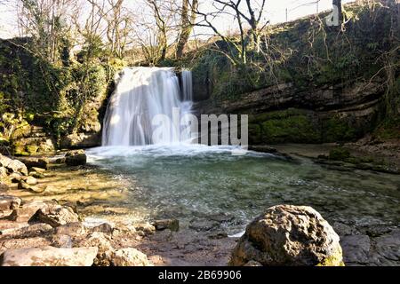 La légende dit que Janet (la Reine des Fées) vivait dans une grotte près de cette cascade, à Gordale Beck. Banque D'Images