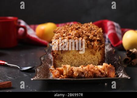 Cupcake maison avec flocons d'avoine, pommes et céréales croustillantes flocons d'avoine sur un plateau en métal sur fond sombre Banque D'Images