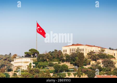 11 SEPTEMBRE 2017, TURQUIE, ISTANBUL: Vue sur le parc Emirgan avec le drapeau turc du côté du détroit de Bosporus Banque D'Images