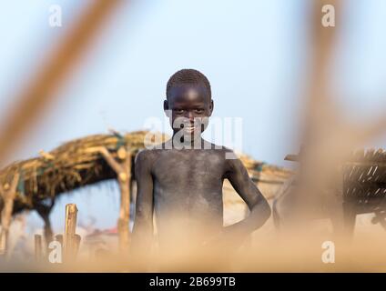 Un jeune garçon souriant de la tribu Mundari dans un camp de bétail, Equatoria central, Terekeka, Soudan du Sud Banque D'Images