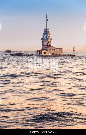 Tour de la jeune fille au coucher du soleil, vue depuis le ferry de croisière sur la mer du bosphore Banque D'Images