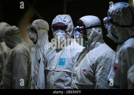 Bangkok, Thaïlande. 10 mars 2020. Le personnel désinfectant portant des combinaisons de protection et un masque comme mesure préventive contre le nouveau virus corona. Le bureau de l'Organisation mondiale de la santé (OMS) en Thaïlande a signalé que le nombre total de cas confirmés de COVID-19 documentés en Thaïlande est de 50 personnes dont 33 ont récupéré, 16 à l'hôpital et un mort. Crédit: Sopa Images Limited/Alay Live News Banque D'Images