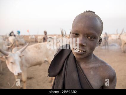 Un jeune garçon souriant de la tribu Mundari dans un camp de bétail, Equatoria central, Terekeka, Soudan du Sud Banque D'Images