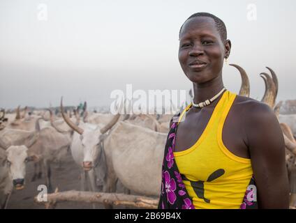 Portrait d'une femme de la tribu Mundari dans un camp de bétail, Equatoria central, Terekeka, Soudan du Sud Banque D'Images