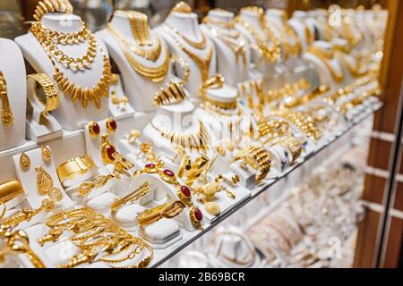 Comptoir avec variété de bijoux dans la fenêtre de magasin dans le Grand bazar d'Istanbul Banque D'Images