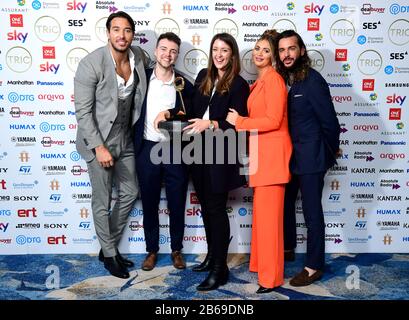 James Lock, Amy Childs et Pete Wicks (à droite) décroche le prix pour Greg James, qui remporte le Prix de la personnalité de la radio parrainé par Arqiva lors du TRIC Awards 2020 tenu à l'hôtel Grosvenor à Londres. Banque D'Images