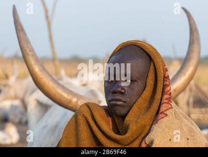 Portrait d'un homme de tribu Mundari dans un camp de bétail, Equatoria central, Terekeka, Soudan du Sud Banque D'Images