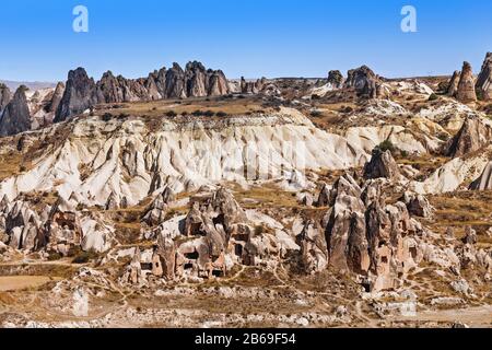 Magnifique vue panoramique sur le paysage de Cappadoce en Turquie, célèbre destination touristique. Formation inhabituelle de tuf volcanique de roche Banque D'Images