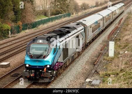 La locomotive diesel Transpennine Express classe 68 68019 « Brutus », qui marque 5 A « Nova 3 », passe devant la jonction de Colton au sud de York, au Royaume-Uni. Banque D'Images