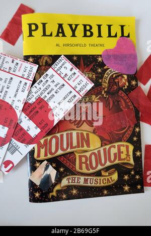 Billets pour le théâtre de Broadway « Poulin Rouge » avec Playbill, New York Banque D'Images