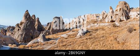 Magnifique vue panoramique sur le paysage de Cappadoce en Turquie, célèbre destination touristique. Formation inhabituelle de tuf volcanique de roche Banque D'Images