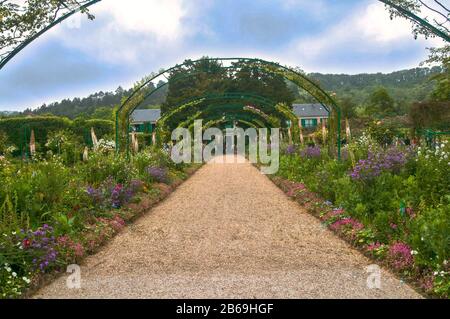 La maison et le jardin de Claude Monet à Giverny est à la fois une oeuvre d'art du peintre et une inspiration pour ses belles peintures. Banque D'Images