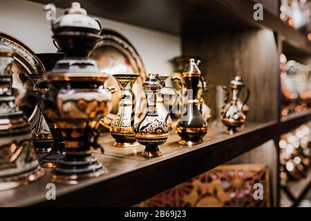 Collection de céramiques turques en vente au Grand Bazar en Turquie. Banque D'Images