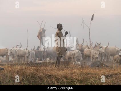 Un garçon de la tribu Mundari dans un camp de bétail, l'Equatoria central, Terekeka, Soudan du Sud Banque D'Images