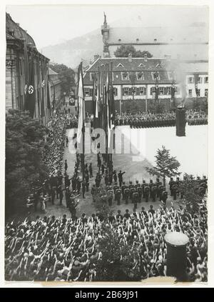 550 e anniversaire de l'Université d'Heidelberg célébration du 550 e anniversaire de l'Université d'Heidelberg. De 31 pays, d'anciens étudiants sont venus à Heidelberg. Ils apportent le salut d'Hitler aux drapeaux des 31 pays dans la cour de l'Université Manufacture Créateur: Photographe: Associated Press Place fabricación: Heidelberg Date: 27 juin 1936 matériau: Technique du papier: Photographie Dimensions: H 18 cm. B × 24 cm. Objet: 1930 - 1940 Banque D'Images