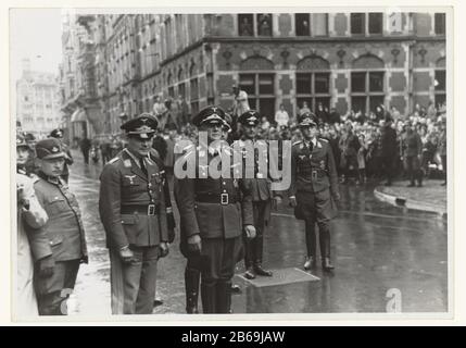 Aankomst commandant des Forces armées F Christiansen NSB (titre de la série) le général der Flieger et Oberbefehlshaber der Wehrmacht Friedrich Christiansen (troisième de gauche) arrive à la Haye sur de longues Pattes en compagnie de plusieurs officiers supérieurs allemands. En arrière-plan spectateurs et photographes. Il a continué tout au long de la guerre, le commandant de la Wehrmacht aux Pays-Bas. Il fut aussi celui qui ordonna en 1944 au raid de Putten. Fabricant : Photographe: Service photo NSBPlaats fabrication: Den Haag Date: 17 juillet 1940 Caractéristiques physiques: Gélatine argent imprimé matériel: Papier Banque D'Images