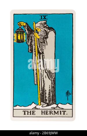 La carte Hermit tarot des cartes Rider Tarot conçues par Pamela Colman Smith sous la supervision d'Arthur Edward Waite isolée sur fond blanc Banque D'Images