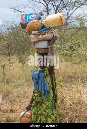 Femme de la tribu Larim transportant des trucs lourds sur sa tête, Boya Mountains, Imatong, Soudan du Sud Banque D'Images