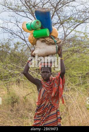 Femme de la tribu Larim transportant des trucs lourds sur sa tête, Boya Mountains, Imatong, Soudan du Sud Banque D'Images