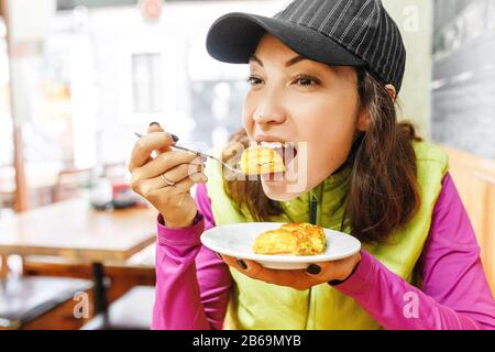 Femme mangeant un dessert baklava turc dans un café Banque D'Images