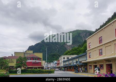 Juneau, Alaska, États-Unis: Les visiteurs se promènent le long des magasins et des restaurants sur la rue principale de Juneau lors d'une soirée d'été nuageux. Banque D'Images
