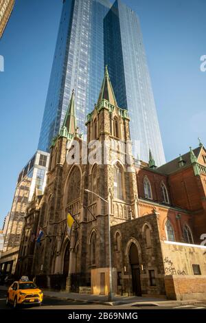 Sts. Cyril & Methodius & St. Raphael RCC avec développement derrière lui, dans le quartier de Hell’s Kitchen à New York le dimanche 1er mars 2020. (© Richard B. Levine) Banque D'Images