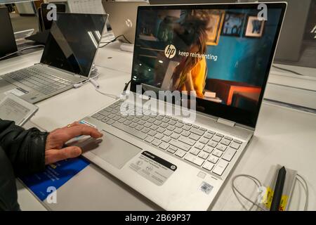 Les ordinateurs portables de marque HP dans une boutique Best Buy à New York le mardi 3 mars 2020. Xerox Holdings Corp. A fait une offre officielle de 35 milliards de dollars pour HP Inc. (© Richard B. Levine) Banque D'Images