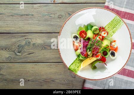 Une délicieuse salade de jardin de saumon fumé avec du saumon fumé et des légumes verts mixtes Banque D'Images