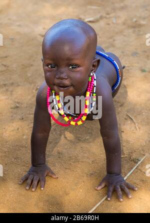 Fille de la tribu Larim sur tous les cours, Boya Mountains, Imatong, Soudan du Sud Banque D'Images