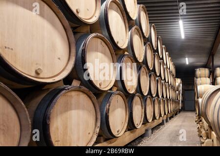 France Bourgogne 2019-06-20 fûts de chêne en bois empilés dans une cave ancienne. Concept brasserie fond, dégustation professionnelle, amoureux du vin, som Banque D'Images