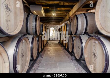 France Bourgogne 2019-06-20 fûts de chêne en bois empilés dans une cave ancienne. Concept degustation professionnelle, amoureux du vin, voyage sommelier, copie Banque D'Images